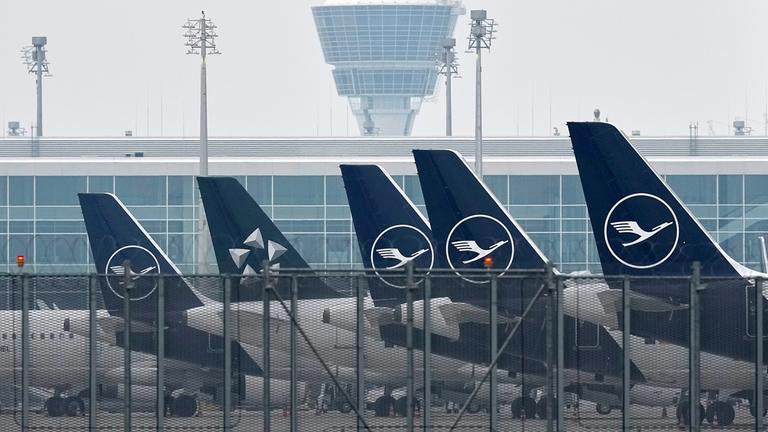 Lufthansa-Flugzeuge am Boden, aufgenommen am 13.04.2026 in München