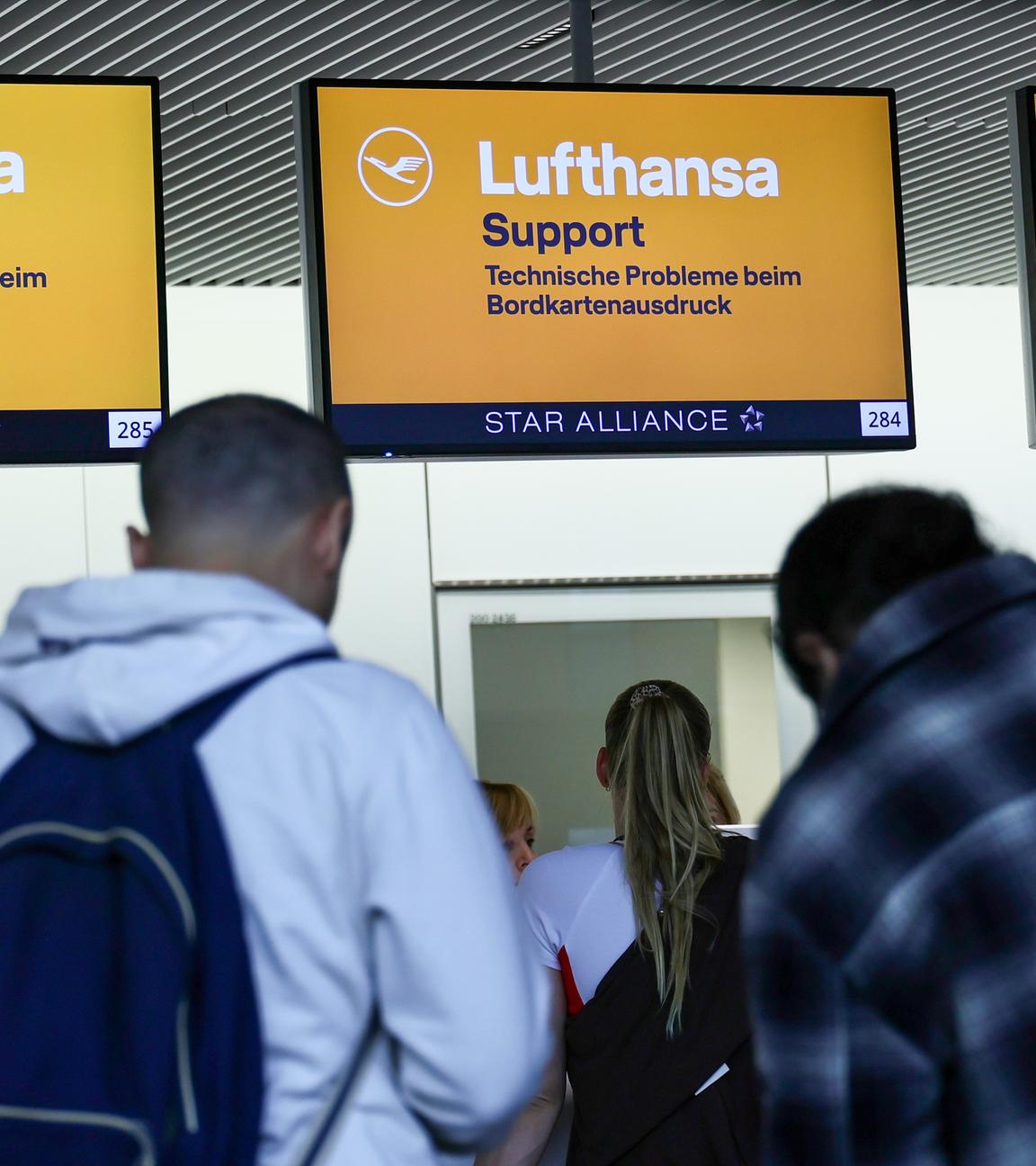  die Abflugbildschirme der Lufthansa im Terminal 1 während eines Streiks am Flughafen Frankfurt am Main, Deutschland, 13. April 2026.