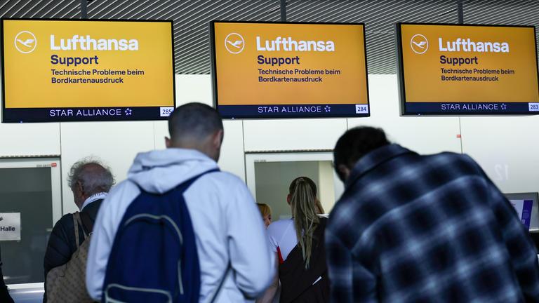  die Abflugbildschirme der Lufthansa im Terminal 1 während eines Streiks am Flughafen Frankfurt am Main, Deutschland, 13. April 2026.