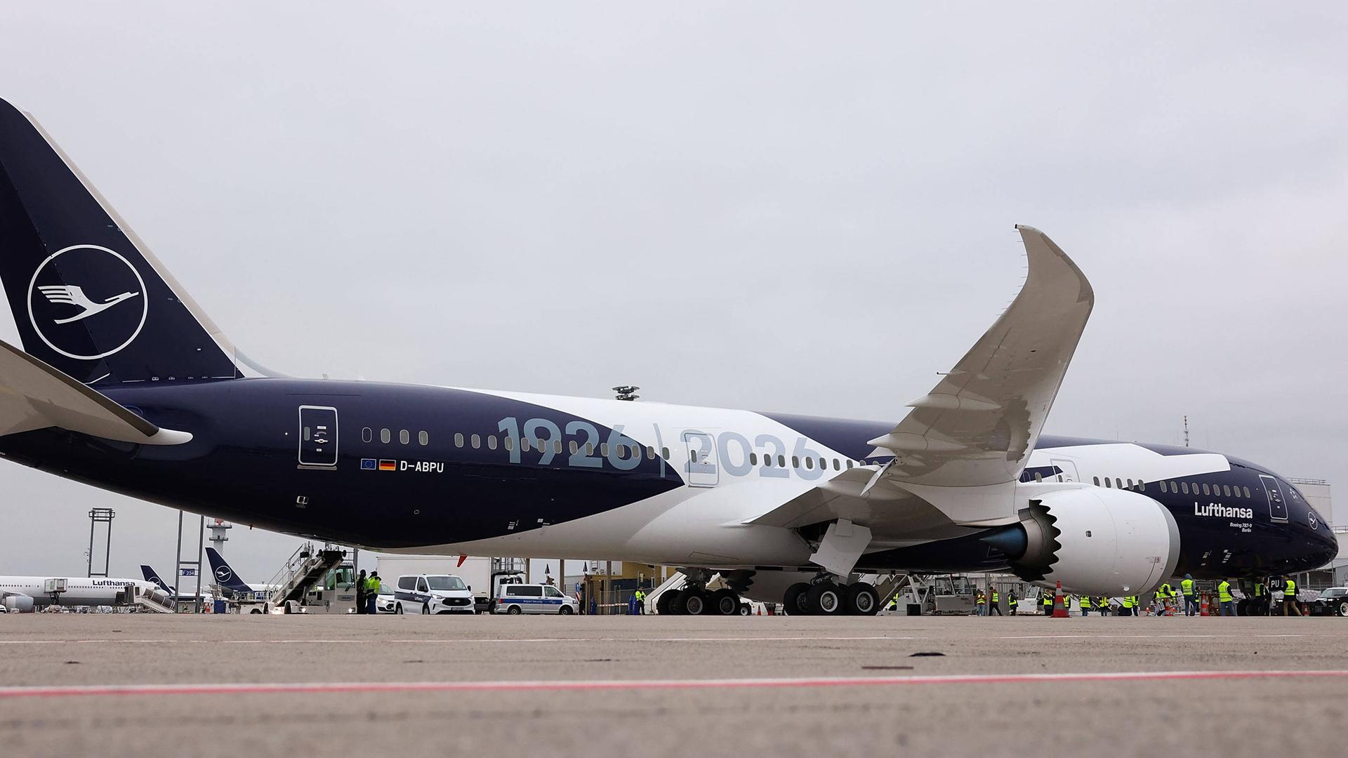 Der 100-Jahre-Jubiläums-Boeing Dreamliner mit der Registrierung D-ABPU in Sonderlackierung am Flughafen Frankfurt am 23. Dezember 2025.