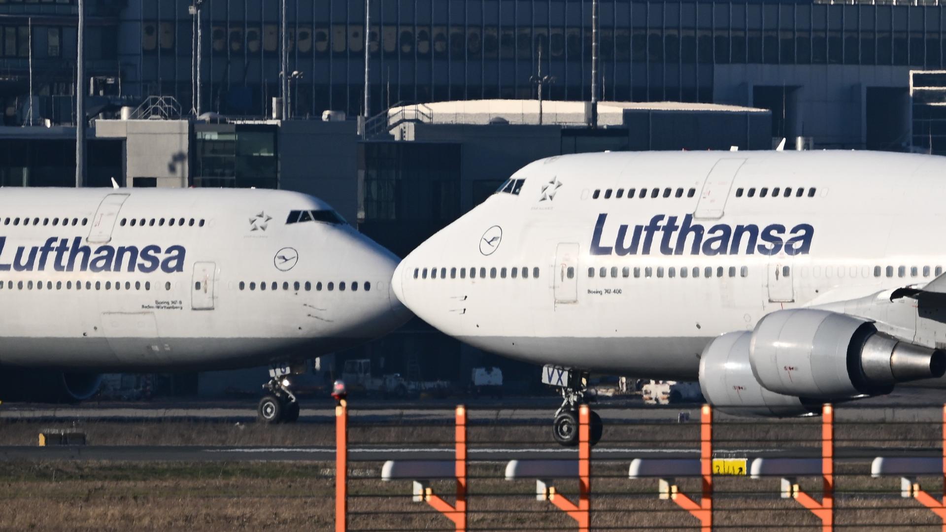  Eine Lufthansa Boeing 747-400 (r) und eine Boeing 747-8 begegnen sich auf dem Vorfeld des Frankfurter Flughafens. 