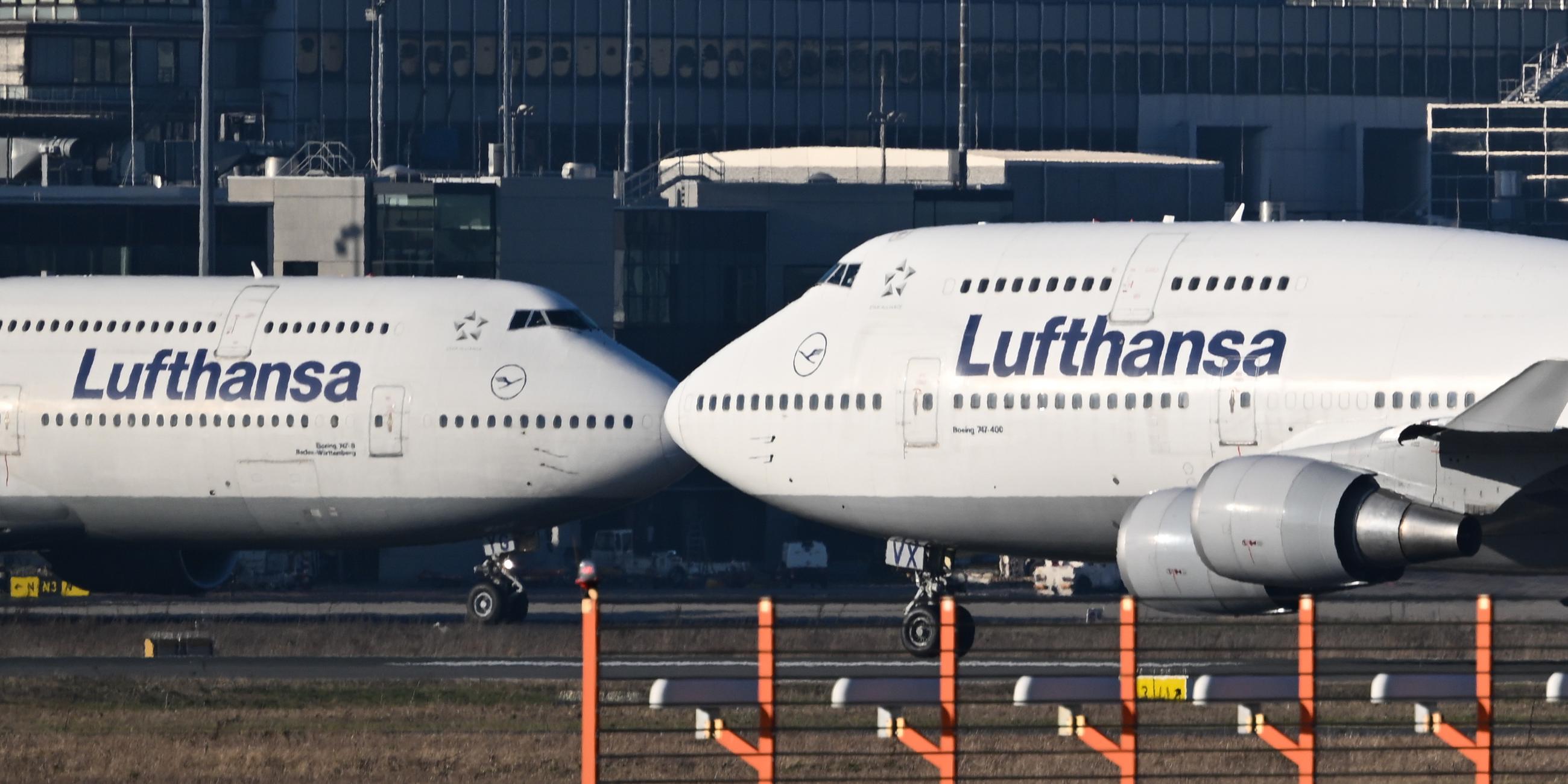  Eine Lufthansa Boeing 747-400 (r) und eine Boeing 747-8 begegnen sich auf dem Vorfeld des Frankfurter Flughafens. 