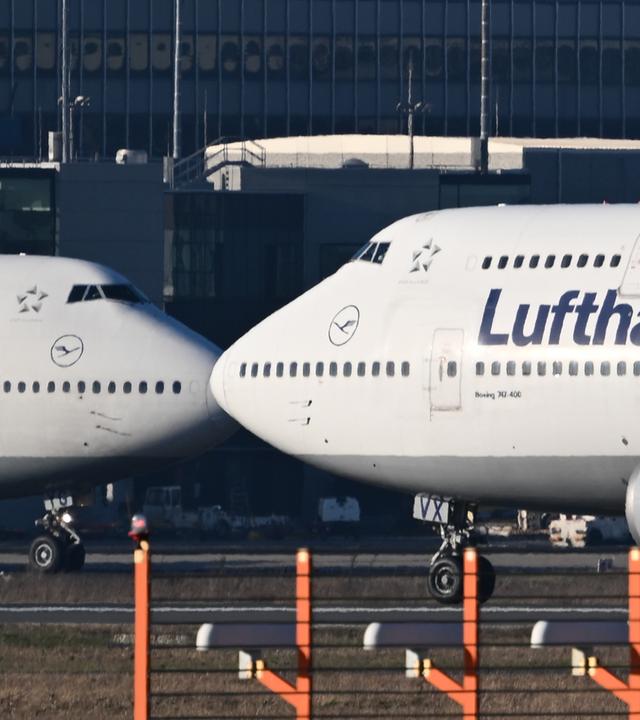  Eine Lufthansa Boeing 747-400 (r) und eine Boeing 747-8 begegnen sich auf dem Vorfeld des Frankfurter Flughafens. 