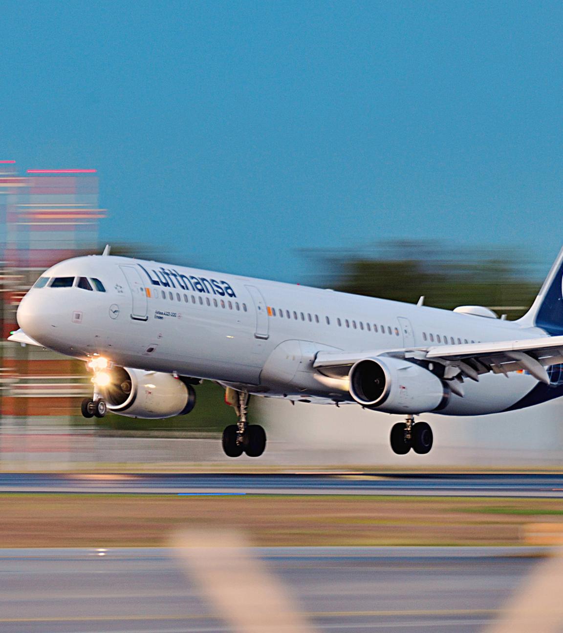 Eine Maschine der Lufthansa landet am Flughafen in Frankfurt am Main. 