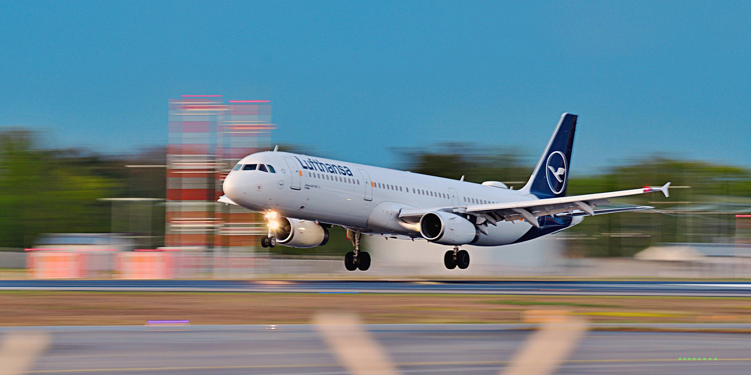 Eine Maschine der Lufthansa landet am Flughafen in Frankfurt am Main. 