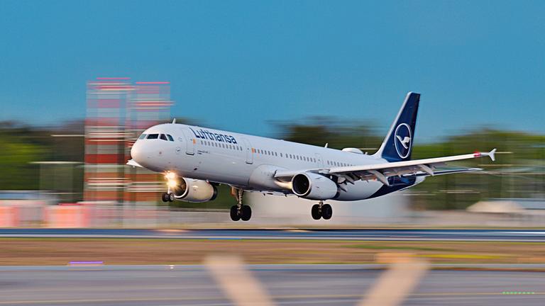 Eine Maschine der Lufthansa landet am Flughafen in Frankfurt am Main. 