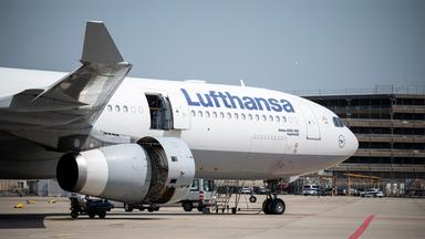 Lufthansa-Maschine mit geöffnetem Triebwerk