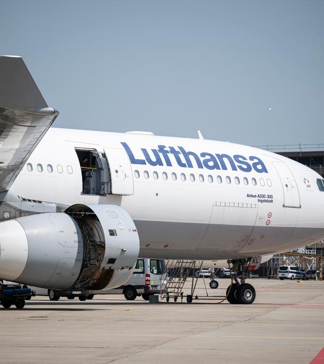 Lufthansa-Maschine mit geöffnetem Triebwerk