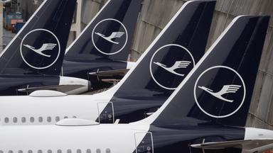Hessen, Frankfurt/Main: Passagiermaschinen der Lufthansa stehen auf dem Flughafen in Frankfurt.