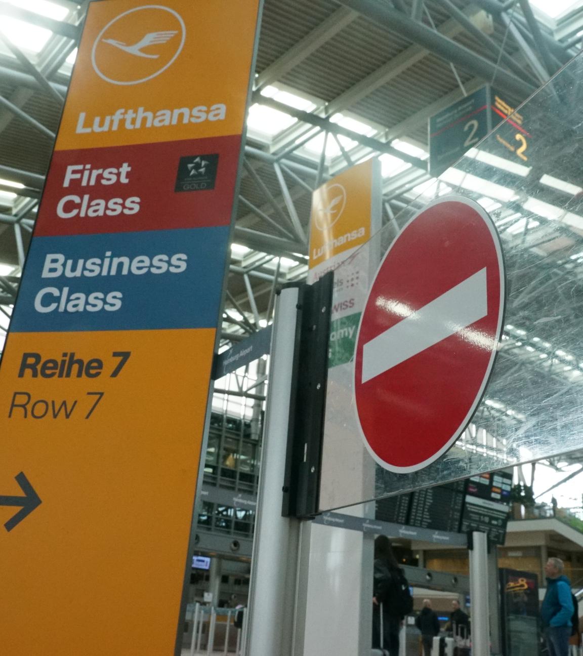 Ein Lufthansa Wegweiser steht neben einem Stopp-Schild am Flughafen Hamburg