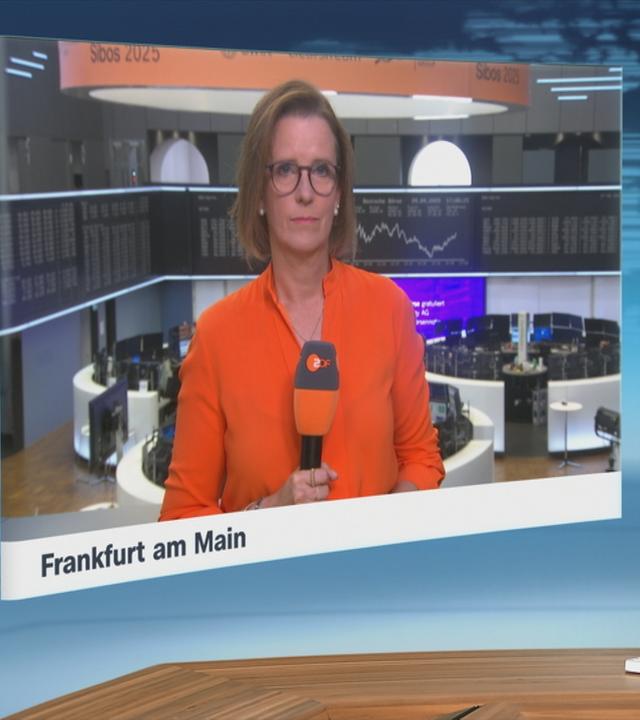 Ein unbesetzter Lufthansa-Counter steht in einer Halle am Frankfurter Flughafen. Aus Unternehmenskreisen war bekanntgeworden, dass der Konzern in den kommenden Jahren ein Fünftel der Jobs in der Verwaltung streichen will.