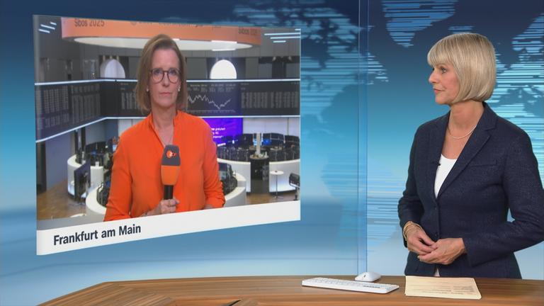 Ein unbesetzter Lufthansa-Counter steht in einer Halle am Frankfurter Flughafen. Aus Unternehmenskreisen war bekanntgeworden, dass der Konzern in den kommenden Jahren ein Fünftel der Jobs in der Verwaltung streichen will.