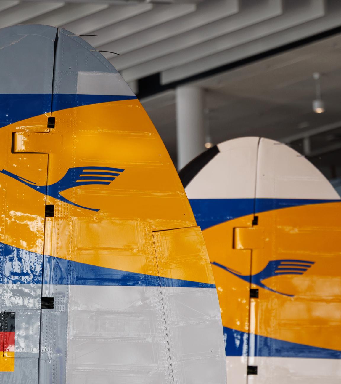 Blick auf drei Seitenruder von Flugzeugen mit dem Kranich-Logo der Lufthansa.
