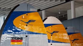 Vista de tres timones de avión con el logotipo de la grúa Lufthansa.