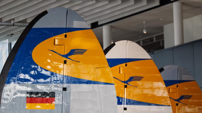Blick auf drei Seitenruder von Flugzeugen mit dem Kranich-Logo der Lufthansa.