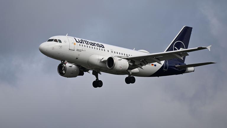 Ein Lufthansa Airbus A319-100 landet am Frankfurter Flughafen Fraport
