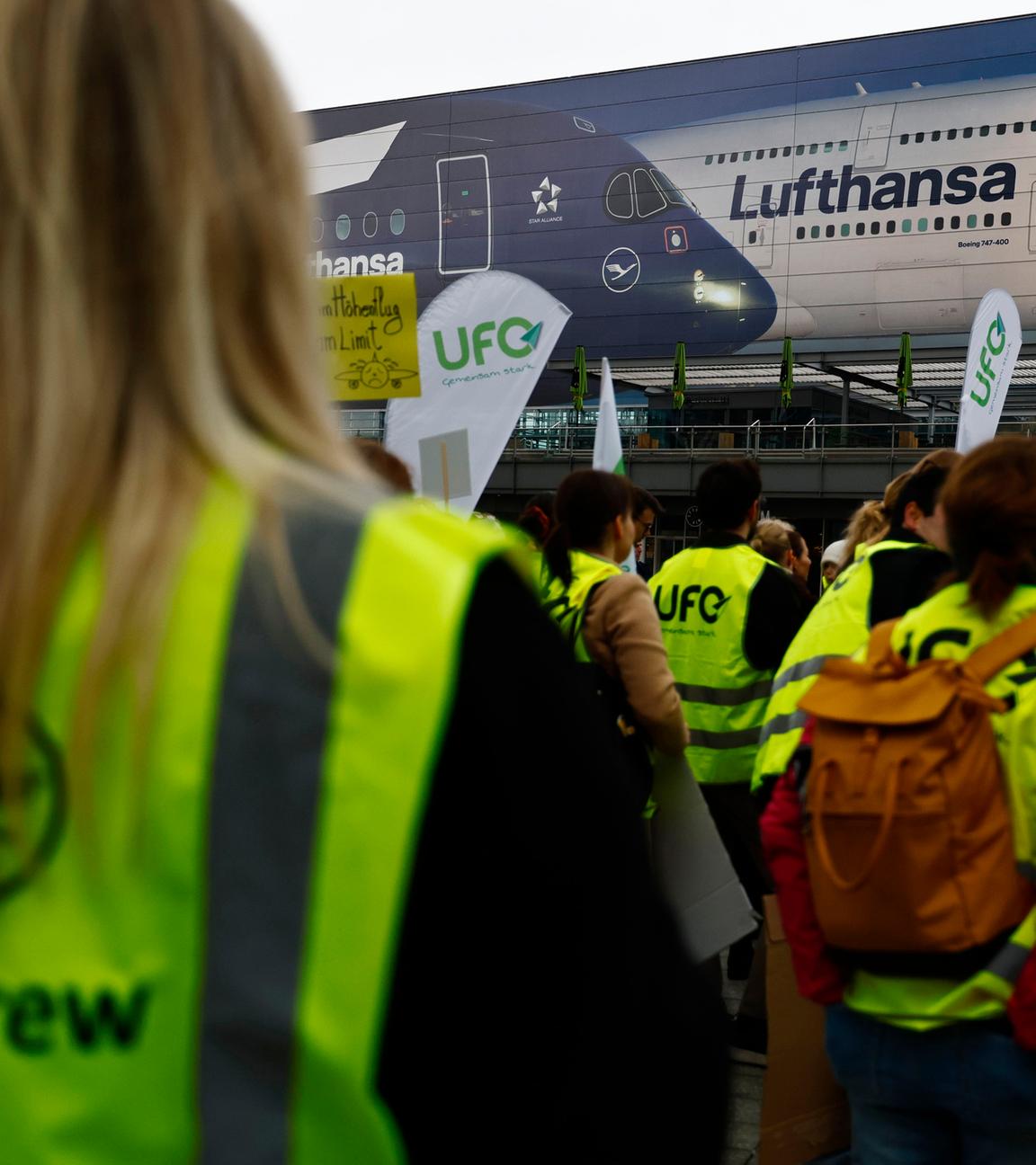 Lufthansa-Mitarbeiter während eines Streiks der Lufthansa am Flughafen München am 10.04.2026.