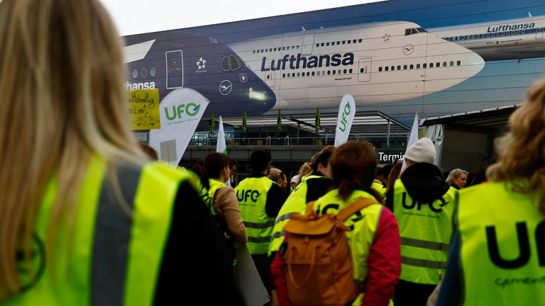 Lufthansa-Mitarbeiter während eines Streiks der Lufthansa am Flughafen München am 10.04.2026.