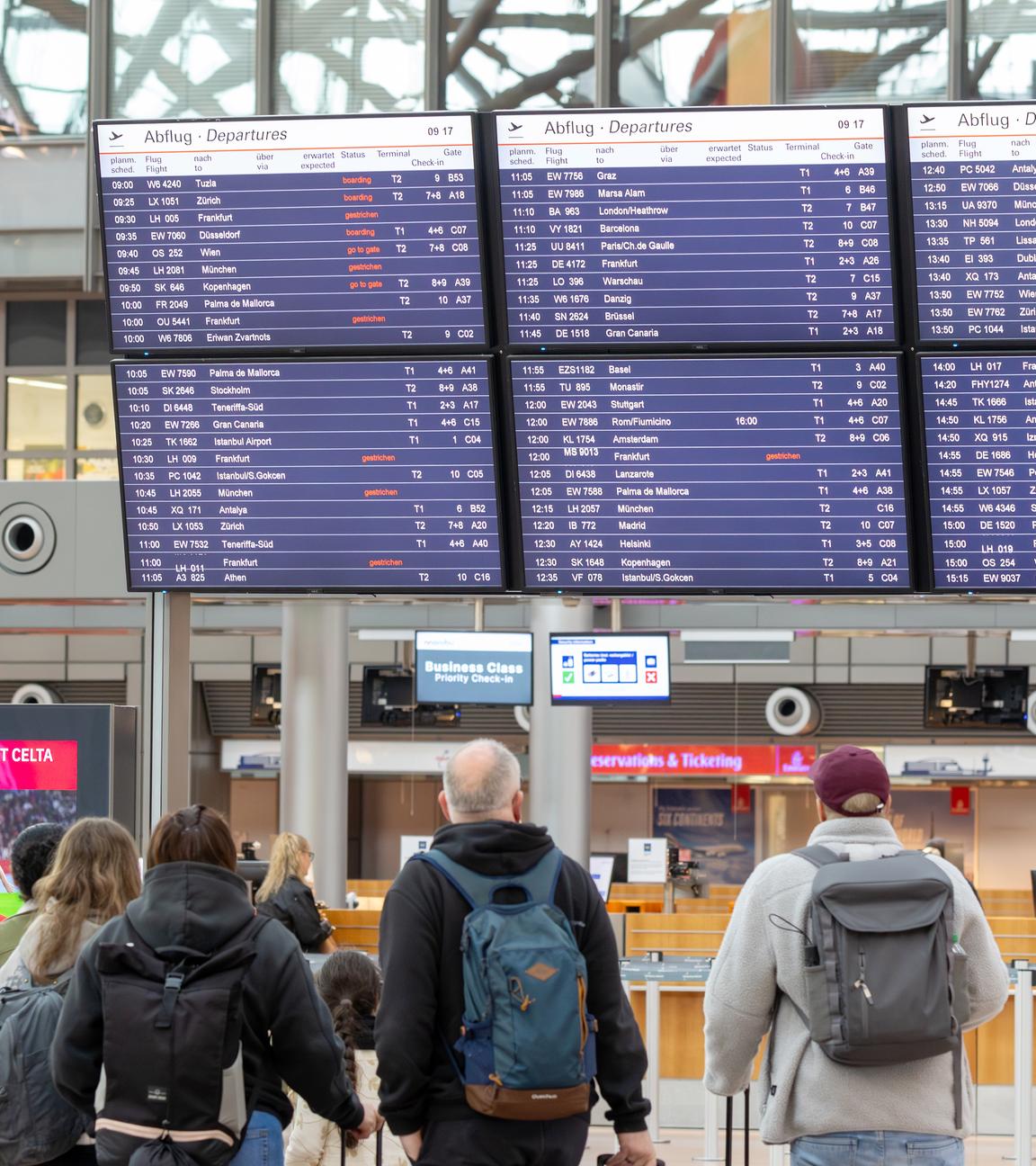Hamburg: Gestrichene Flüge sind auf einer Anzeigentafel im Flughafen zu sehen.