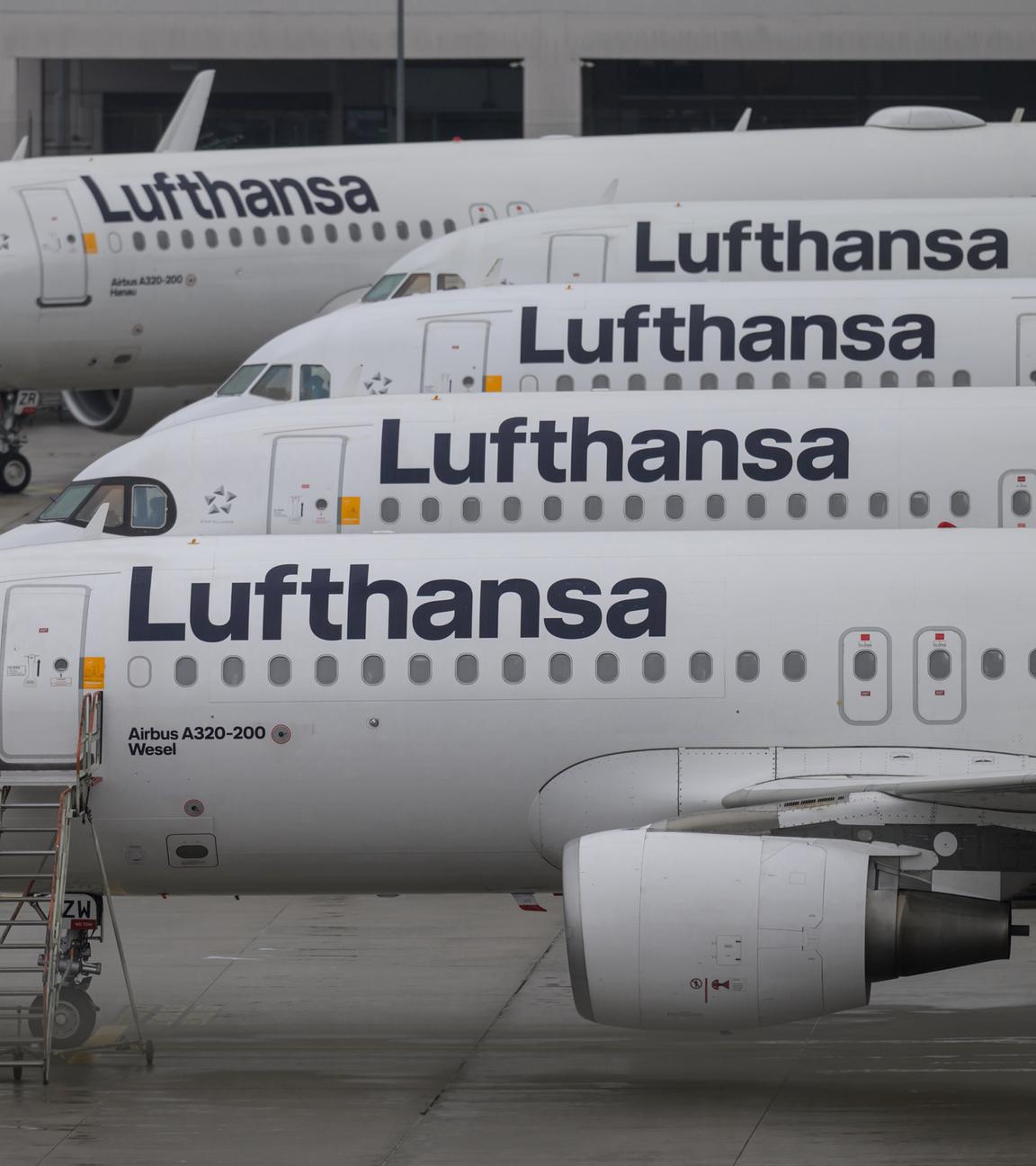 Geparkte Lufthansa Maschinen stehen am Frankfurter Flughafen. 