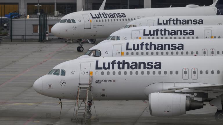 Geparkte Lufthansa Maschinen stehen am Frankfurter Flughafen. 