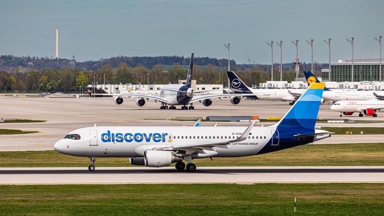 Ein Airbus A320-214 von Discover Airlines hebt vom Flughafen München ab.