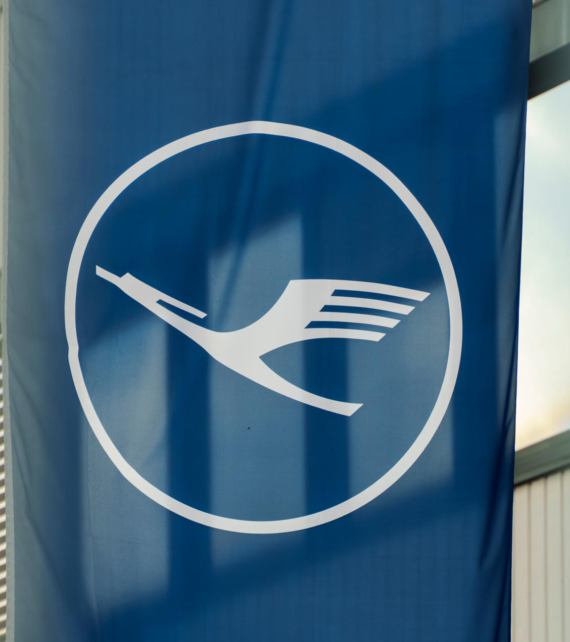 Das Logo von Lufthansa auf einem Banner.