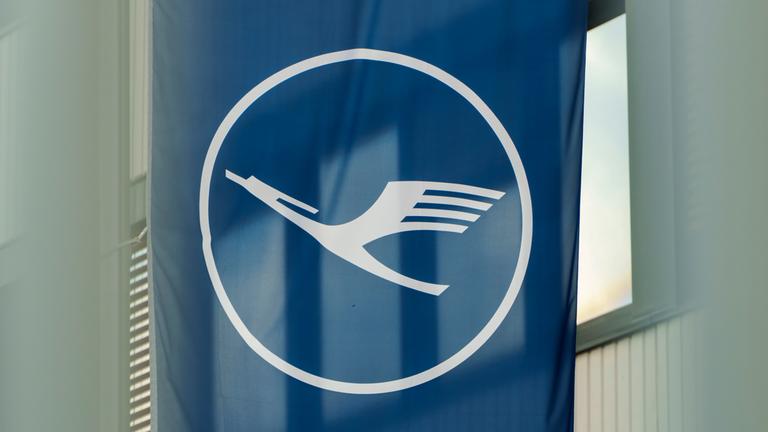 Das Logo von Lufthansa auf einem Banner.