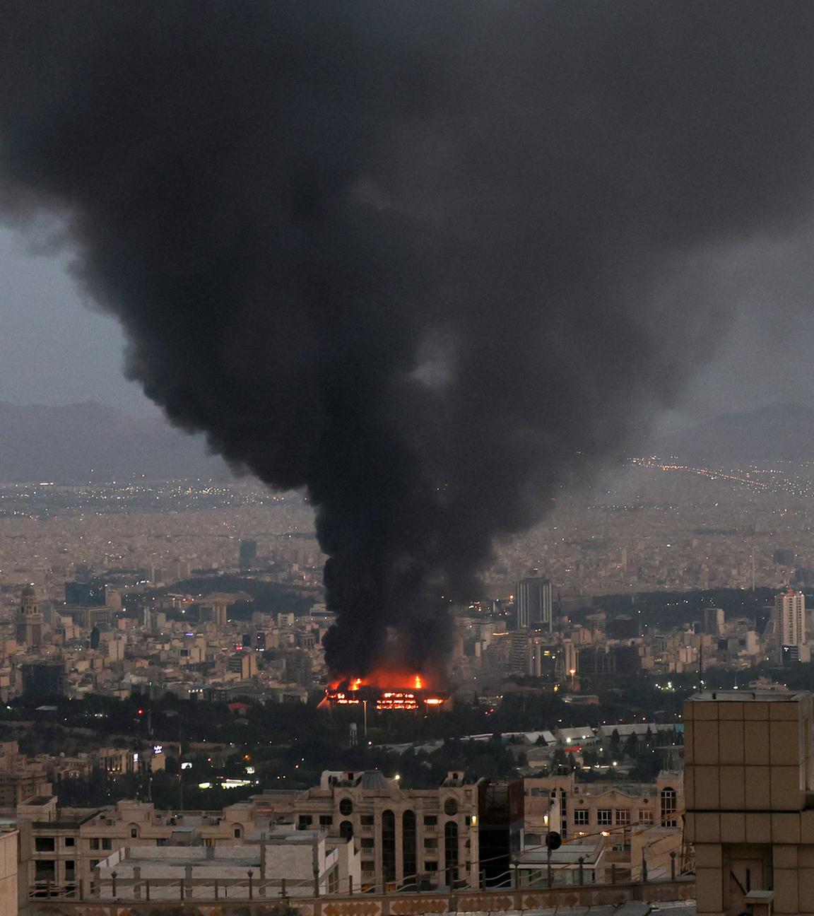 Das Gebäude des Iranischen Fernsehsenders IRIB steht nach einem Luftangriff Israels in Flammen.