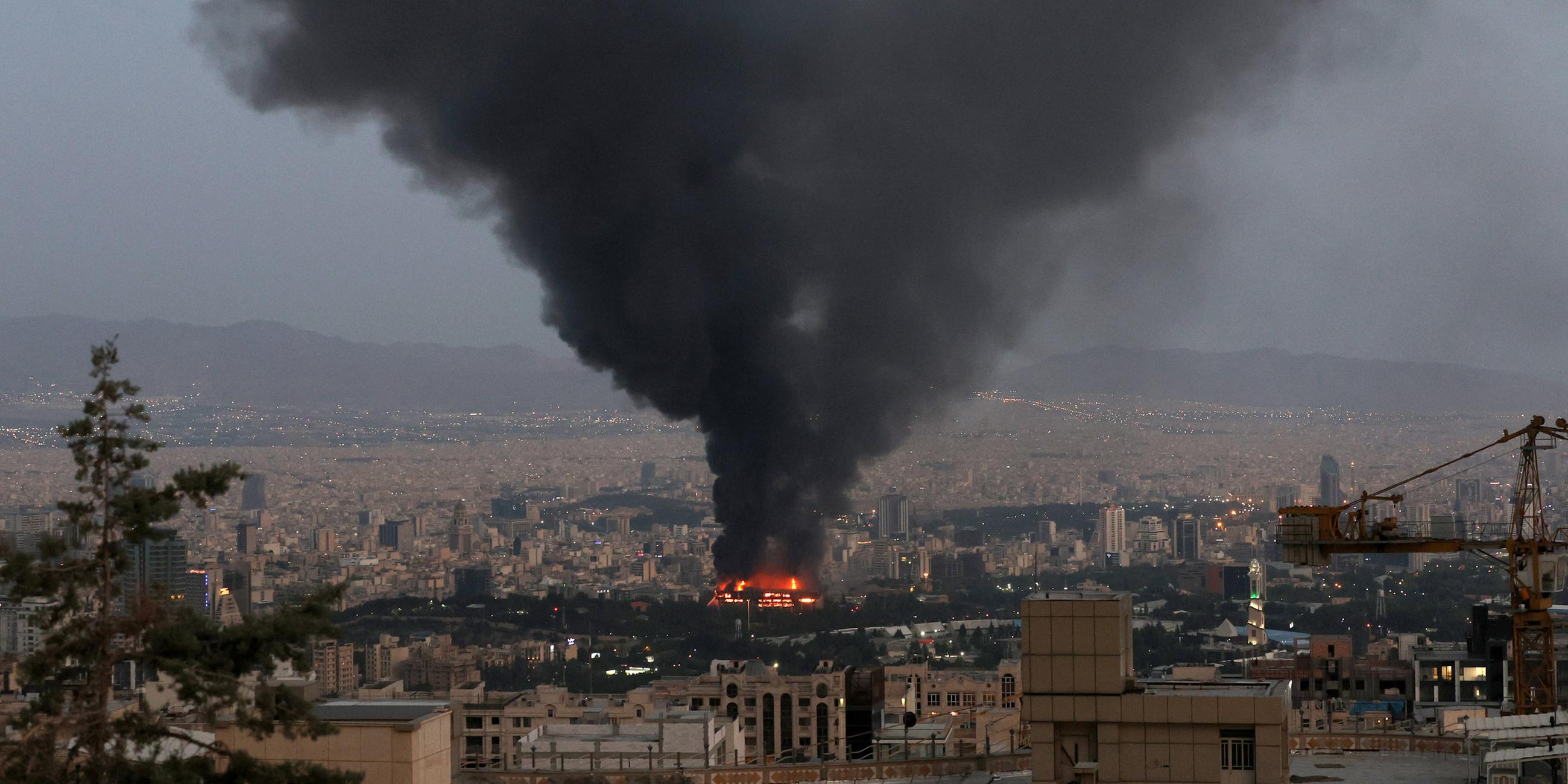 Das Gebäude des Iranischen Fernsehsenders IRIB steht nach einem Luftangriff Israels in Flammen.