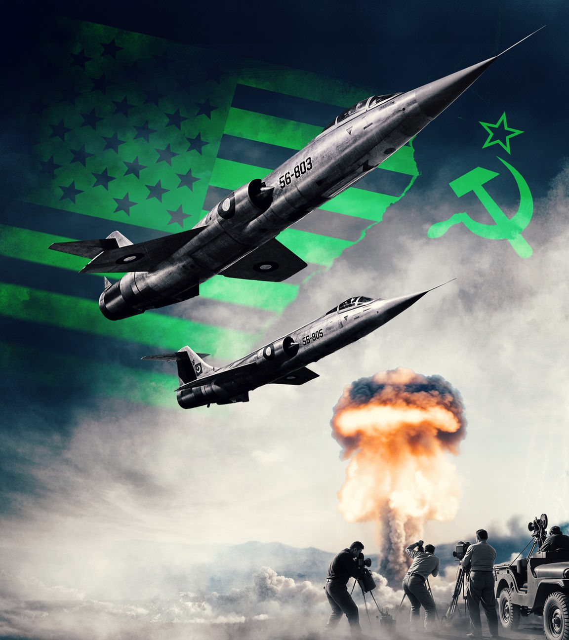 Montage: Zwei Militärjets fliegen am Himmel. Im Hintergrund sind die Flaggen der USA und der Sowjetunion zu sehen. Am Boden beobachtet ein Kamerateam eine große Atom-Explosion.