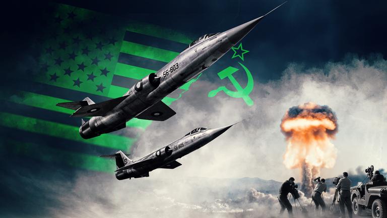 Montage: Zwei Militärjets fliegen am Himmel. Im Hintergrund sind die Flaggen der USA und der Sowjetunion zu sehen. Am Boden beobachtet ein Kamerateam eine große Atom-Explosion.