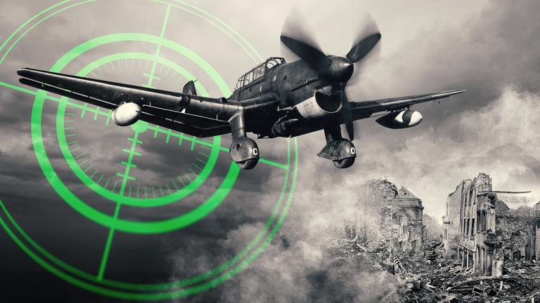 Montage: Ein Sturzkampfbomber vom Typ "Ju 87" fliegt über einer zerstörten Stadt und Rauchwolken. Im Hintergrund liegt ein grünes Fadenkreuz.