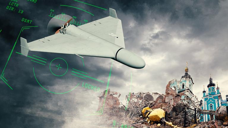 Eine militärische Drohne fliegt über einem zerstörten Stadtgebiet. An der Seite steht eine beschädigte Kirche neben einem Trümmerhaufen. Im Hintergrund liegt eine digitale grüne Zielgrafik.
