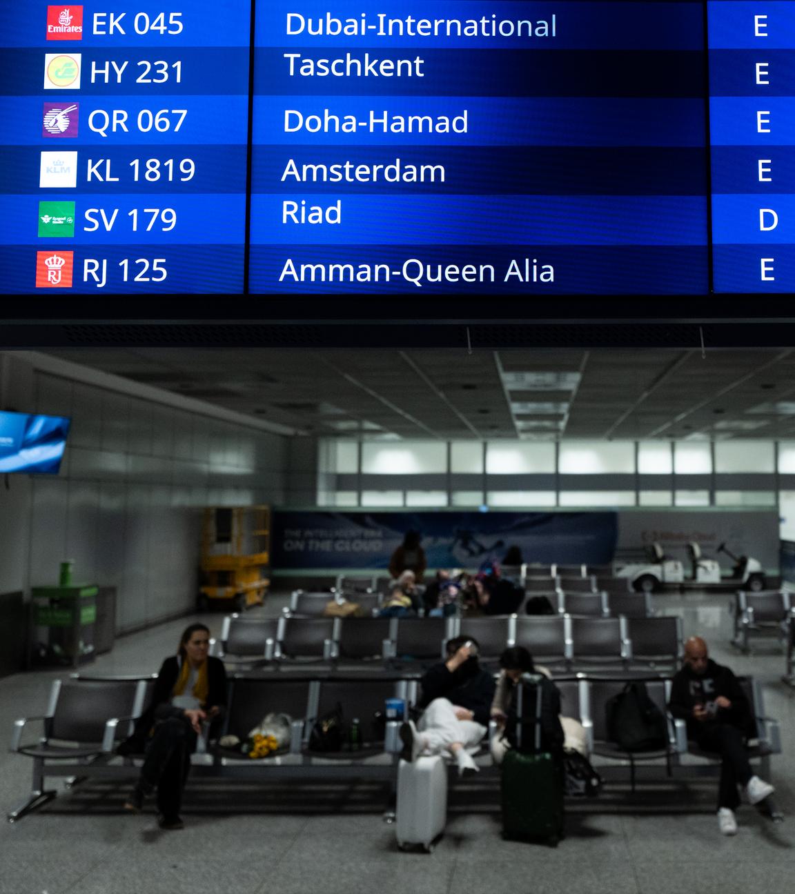 Frankfurt/M.: Auf einer Anzeigetafel im Terminal 2 werden Flüge nach Dubai und Doha angezeigt. Am Flughafen Frankfurt wurden einige Flüge wegen des Iran-Kriegs in der Region Naher Osten annulliert.