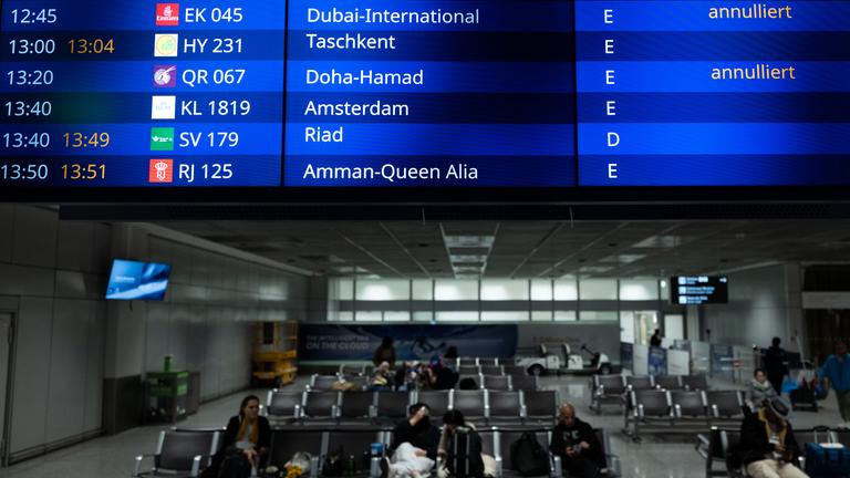 Frankfurt/M.: Auf einer Anzeigetafel im Terminal 2 werden Flüge nach Dubai und Doha angezeigt. Am Flughafen Frankfurt wurden einige Flüge wegen des Iran-Kriegs in der Region Naher Osten annulliert.
