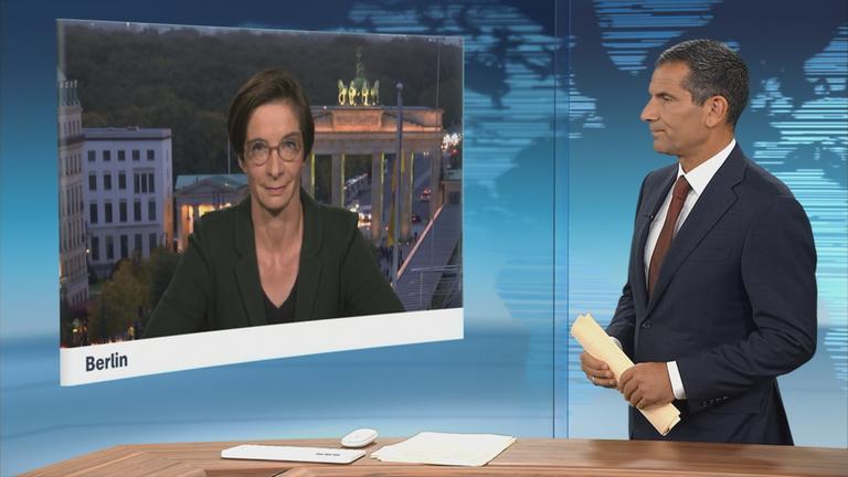 Johann Wadephul (l,CDU), Außenminister, spricht bei seinem Besuch in Polen beim Warschauer Sicherheitsforum neben Amtskollegen aus Polen Radoslaw Sikorski (r) sowie Andrij Sybiha, Außenminister der Ukraine 