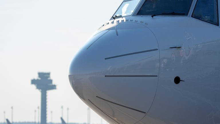 Auf dem Bild ist der vordere Teil eines Flugzeugs zu sehen.