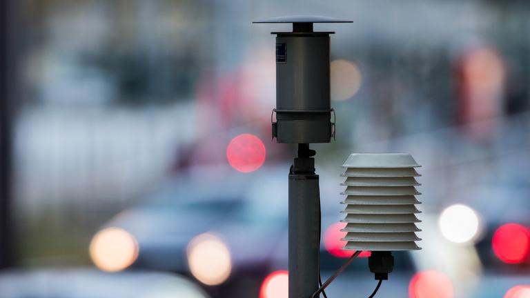 Autos fahren an der Messstation Clevischer Ring in Köln vorbei.