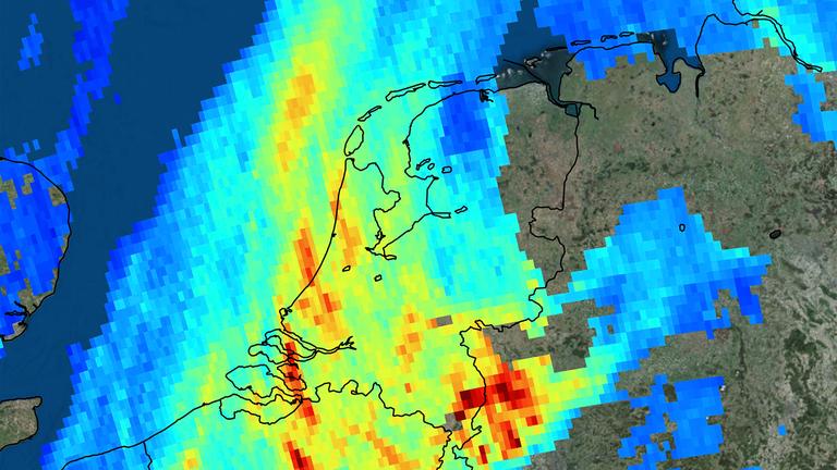 Archiv: Eine Aufnahme vom Umweltsatelliten Sentinel-5P zeigt eine hohe Stickstoffdioxid-Konzentration über den Niederlanden und dem Ruhr-Gebiert, aufgenommen am 1.12.2017