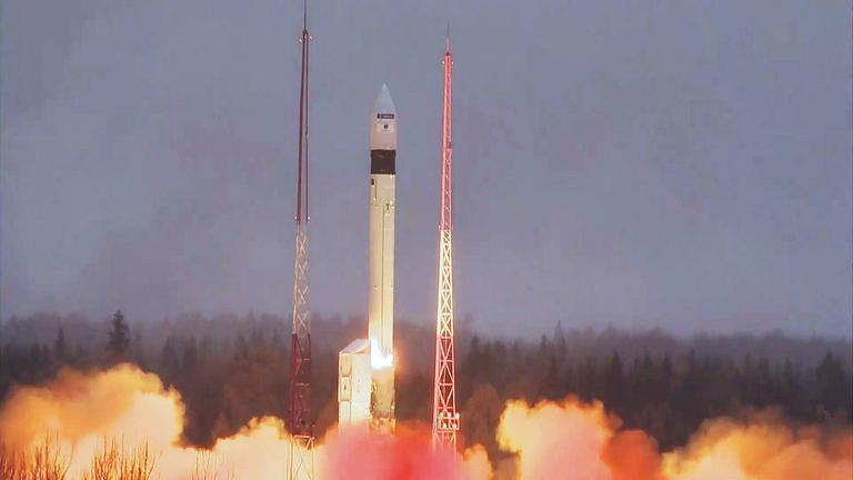 Archiv: Ein von der Europäischen Weltraumbehörde ESA zur Verfügung gestelltes Foto vom 13.10.2017 zeigt, wie eine Rockot-Trägerrakete mit dem Umweltsatelliten Sentinel-5P vom Weltraumbahnhof Plessezk in Russland abhebt