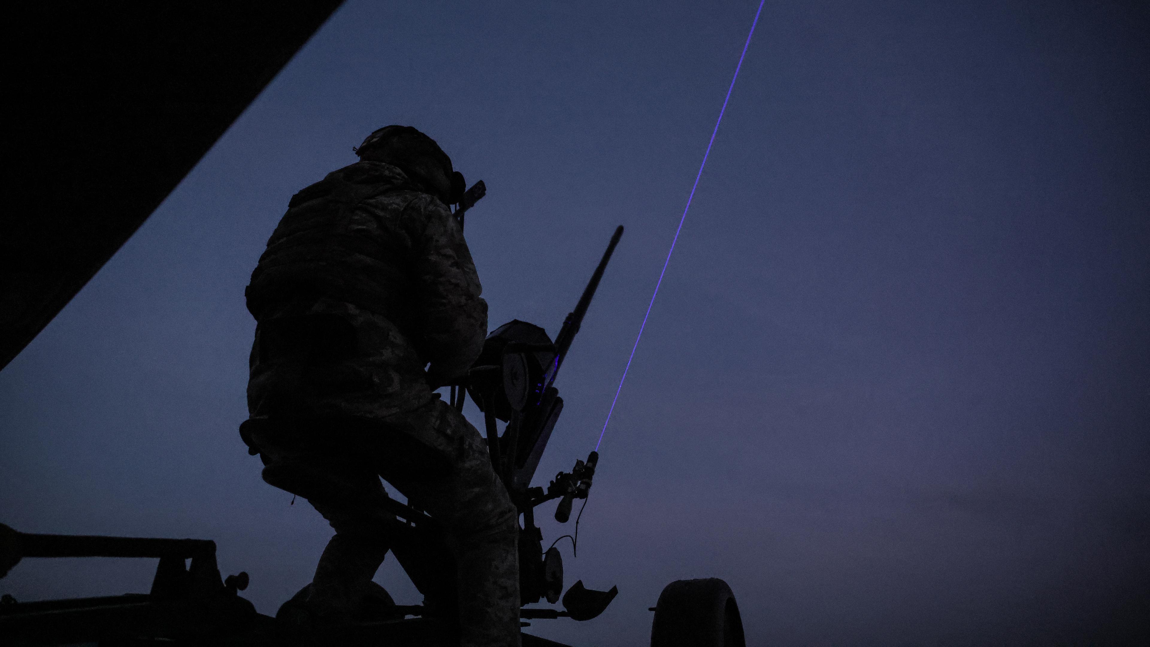 Archiv: Ein ukrainischer Soldat der 241. Brigade der Territorialen Verteidigungskräfte testet ein Laserzielgerät nach einem Luftangriffsalarm in der Region Kiew, Ukraine, 29.12.2023.