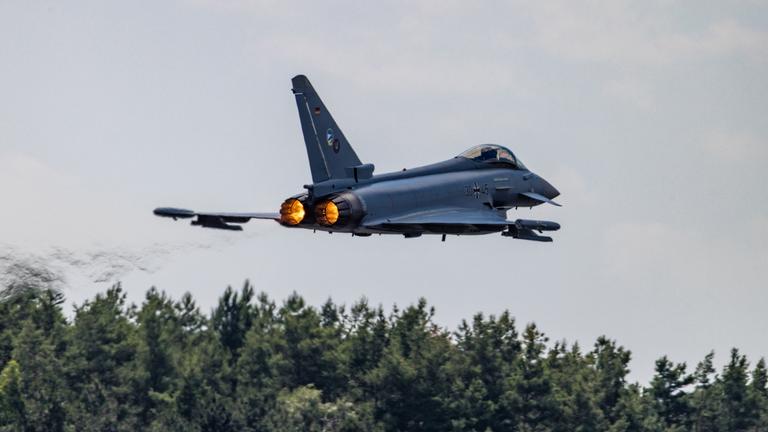 Ein Kampfflugzeug der Luftwaffe vom Typ Eurofighter startet beim Tag der Bundeswehr am Fliegerhorst Holzdorf. Am Tag der Bundeswehr werden im Fliegerhorst Holzdorf an der Landesgrenze zwischen Brandenburg und Sachsen-Anhalt dem Publikum insbesondere Luftfahrzeuge vorgeführt.