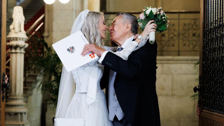 Unternehmer Richard Lugner küsst Simone Reiländer bei ihrer Trauung im Wiener Rathaus