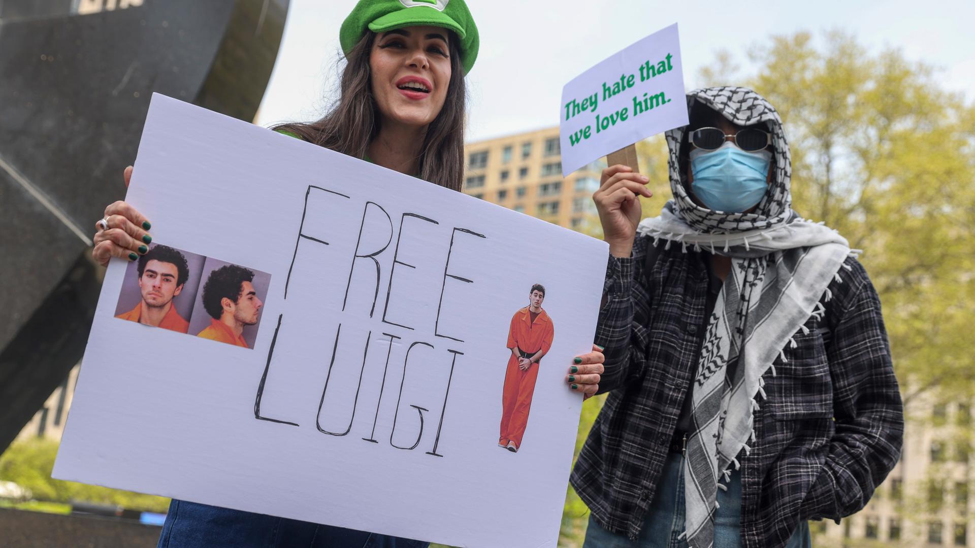 Eine als Luigi aus dem Mario-Universum verkleidete Demonstrantin mit einem "Free Luigi"-Schild