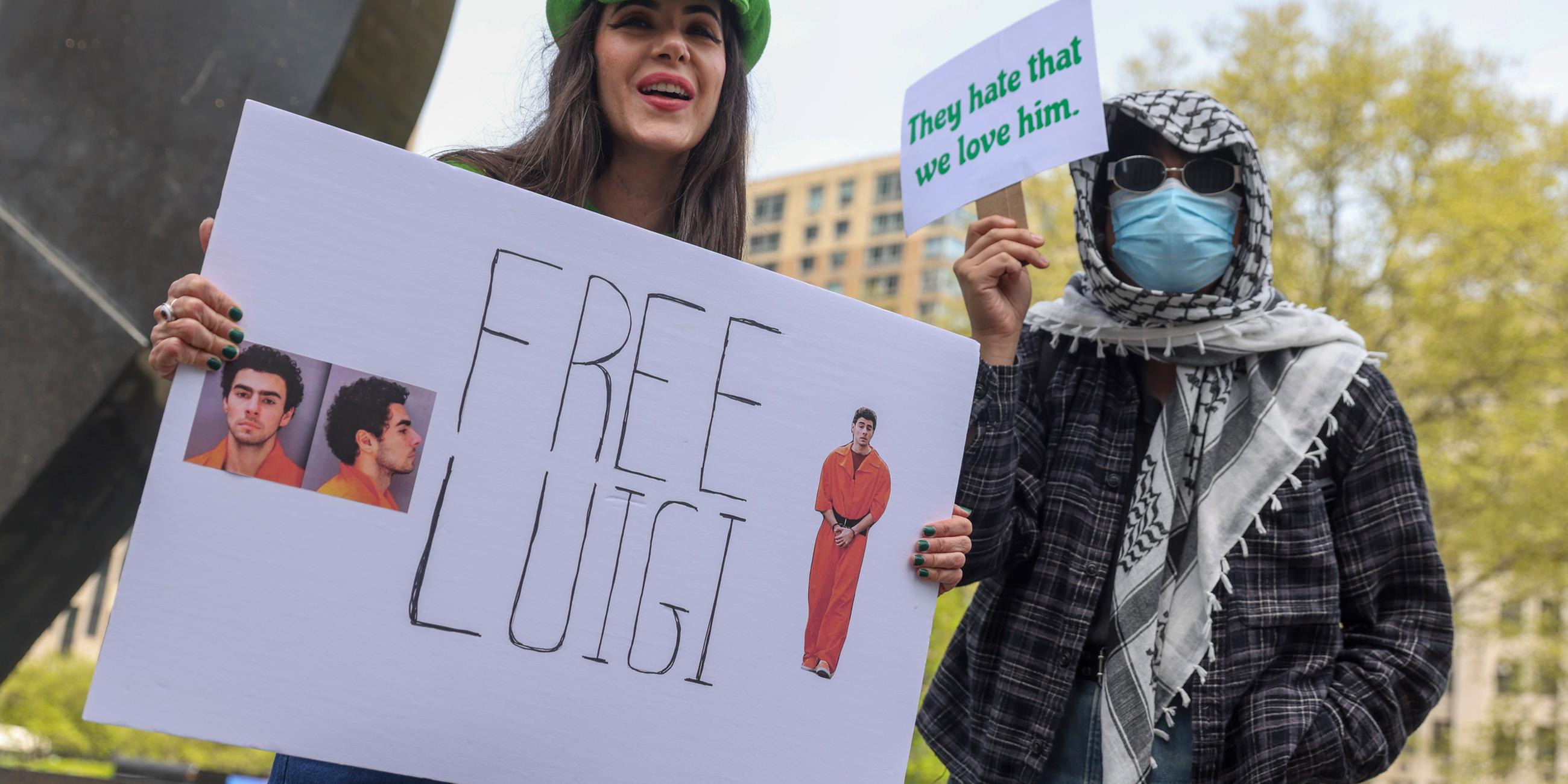 Eine als Luigi aus dem Mario-Universum verkleidete Demonstrantin mit einem "Free Luigi"-Schild