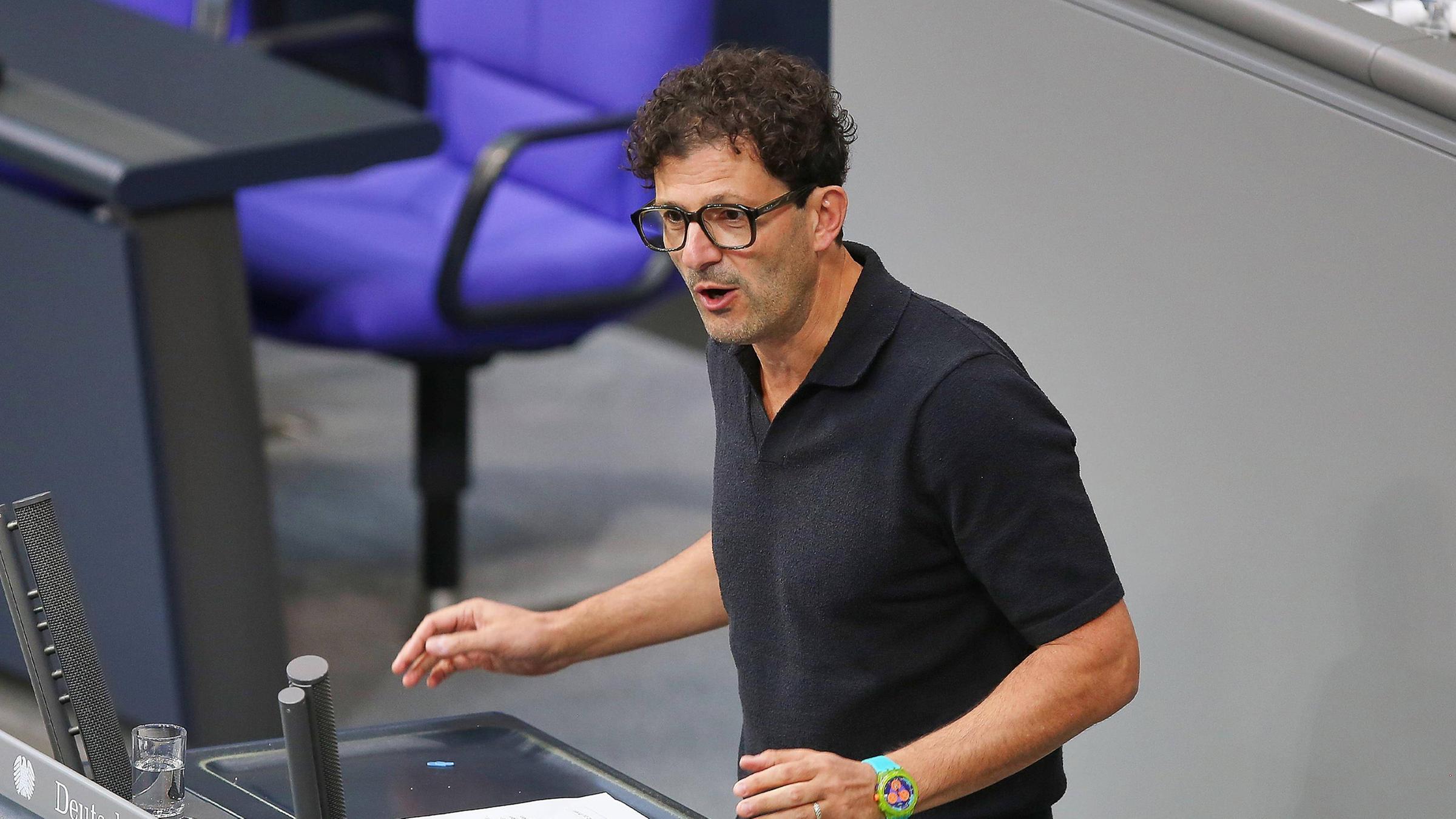 Luigi Pantisano (Die Linke) spricht im Bundestag. (Archiv)