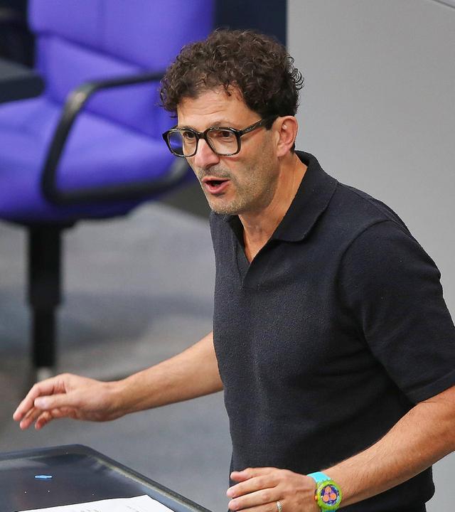 Luigi Pantisano (Die Linke) spricht im Bundestag. (Archiv)