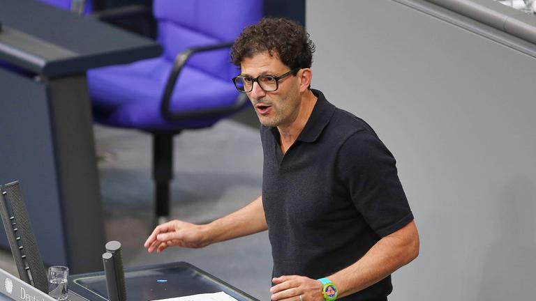 Luigi Pantisano (Die Linke) spricht im Bundestag. (Archiv)