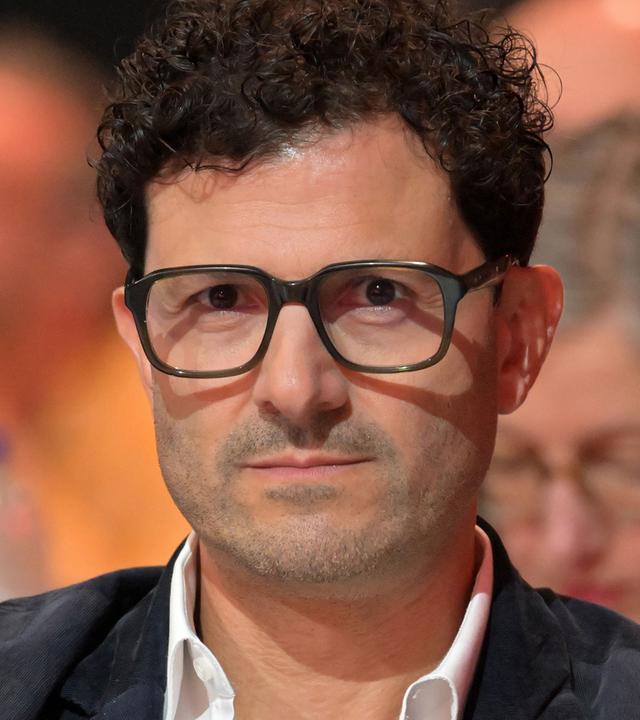 Luigi Pantisano, Bundestagsabgeordneter der Partei Die Linke, während des Bundesparteitags der Linken in Potsdam am 20.06.2026.